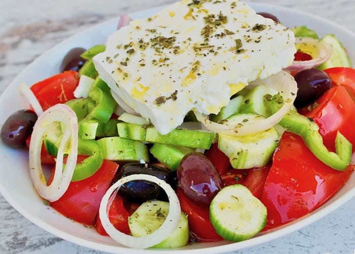 Настоящий греческий. Греческий салат. Салат с фетаксой. Салат с сыром фетакса. Салат Хориатики.