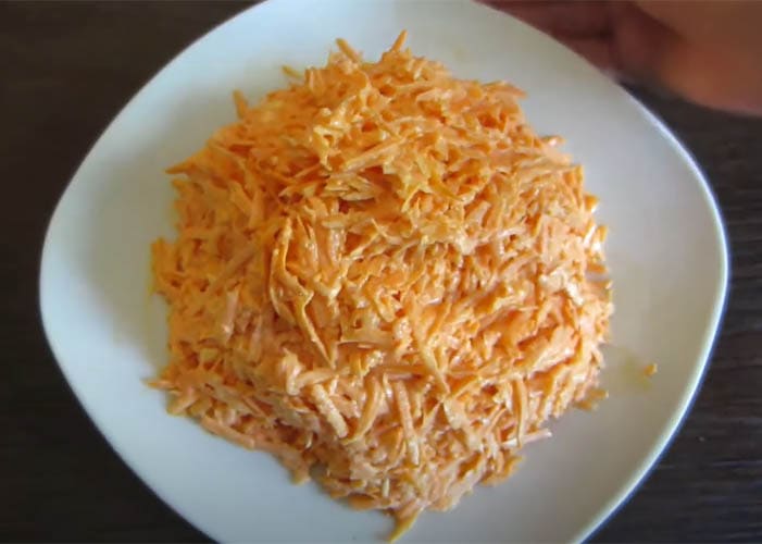 Как приготовить Морковный салат с чесноком и майонезом просто рецепт пошаговый